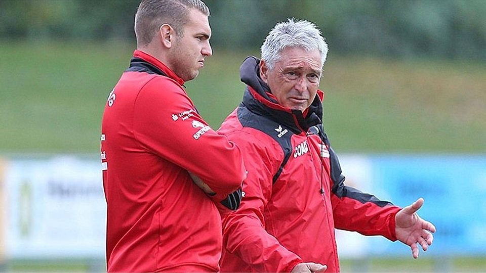 Der SV Mering ist wieder auf dem Platz: Das Team des Trainergespanns Gerhard Kitzler (rechts) und Christian Cappek möchte bestens vorbereitet in die Frühjahrsrunde der Landesliga Südwest starten.  Foto: Christian Kolbert