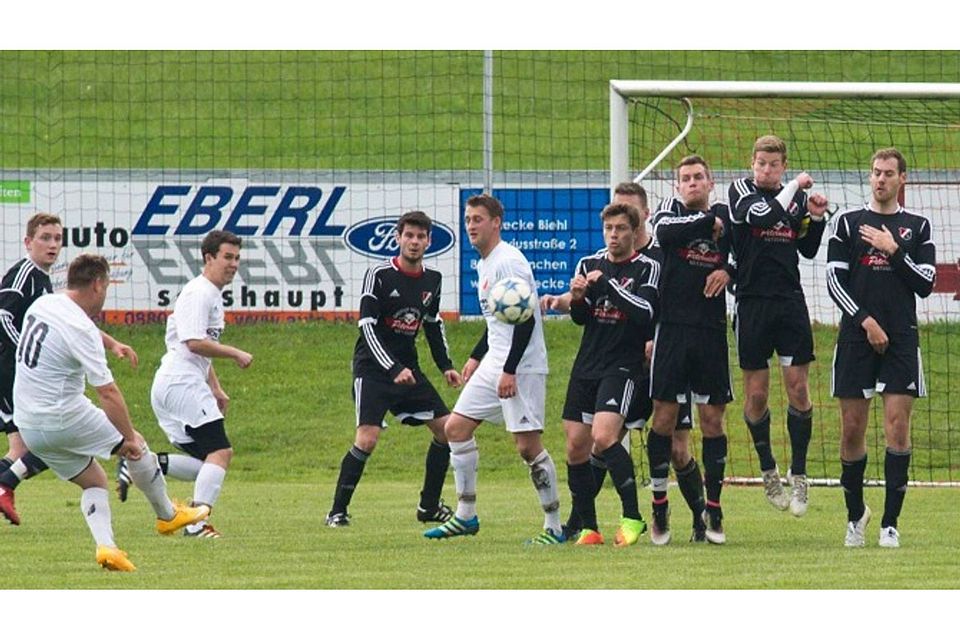 Chancen auf beiden Seiten: Ein gutes Kreisliga-Spiel haben der FC Real Kreuth (in Weiß) und der ASV Antdorf am Sonntag gezeigt. foto: Ralf Ruder