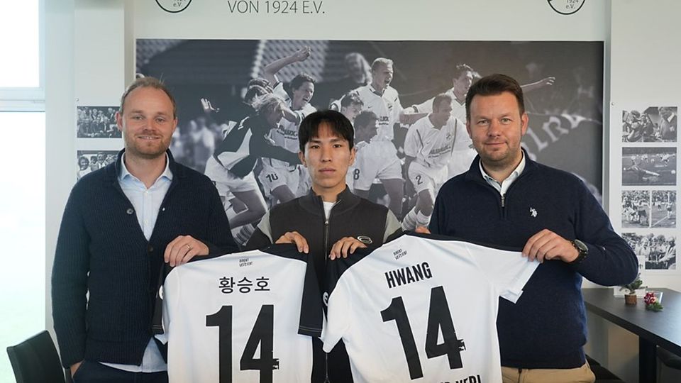 (v.l.:) Sebastian Lange (links) und Mario Lüke (rechts) mit Seung-ho Hwang.