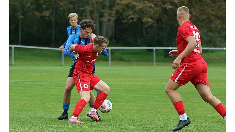Christoph Mayrer von TuS Neuhausen entledigt sich der Umarmung durch den Speyrer Dren Alijaj.	Foto: Christine Dirigo / pakalski-press