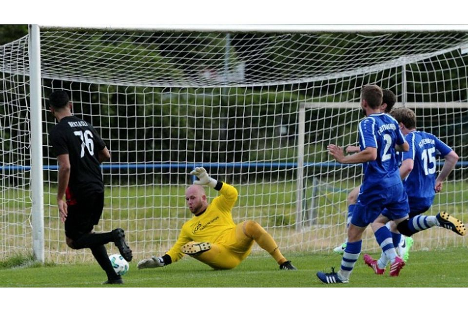 Erdi Bektasli von AtaSpor Offenburg verpasst im  Hinspiel ganz zu Beginn der zweiten Halbzeit den 1:1-Ausgleich für sein Team. Er scheitert am Ottenheimer Torhüter Dirk Ostermann. | Foto: Pressebüro Schaller