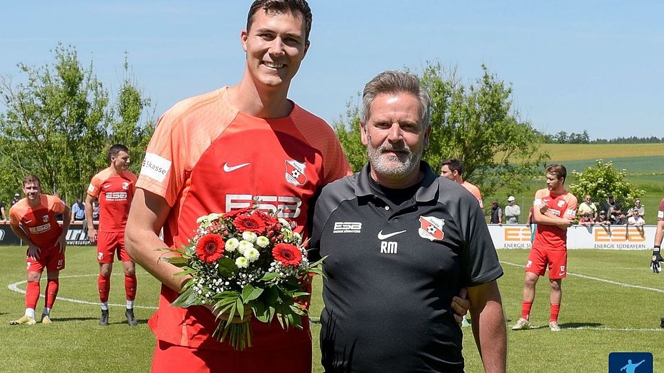 Den "Turm" hinten drin werden sie in Hankofen vermissen: Benedikt Gänger (li.) wurde beim letzten Heimspiel vom Sportlichen Leiter Richard Maierhofer verabschiedet.