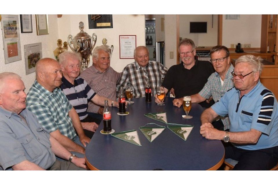 Die Helden von damals heute beim SVL-Stammtisch (von links): Hugo Schmidt (73), Erich Hüttner (72), Joachim Frey (73), Heini Müller (77), Franz Kolasch (77), Manfred Hett (74), Günther Krämer (71), Herbert Schäfer (73). 	Foto: Krämer