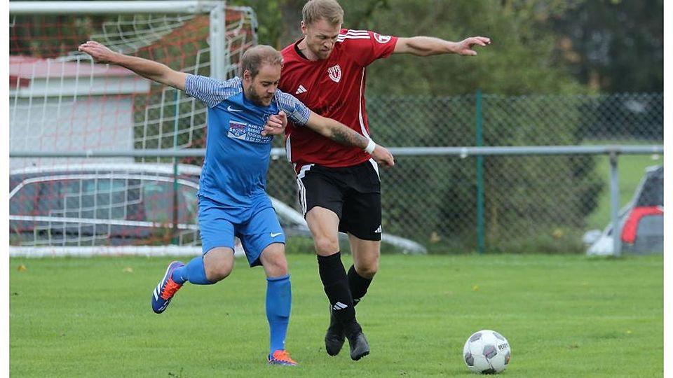 Mit hohen Erwartungen gehen Daniel Breitwieser (rechts, hier gegen Fränkisch-Crumbachs Marco Zang) und die B-Liga-Fußballer des VfR Würzberg in die neue Saison.	Archivfoto: Herbert Krämer