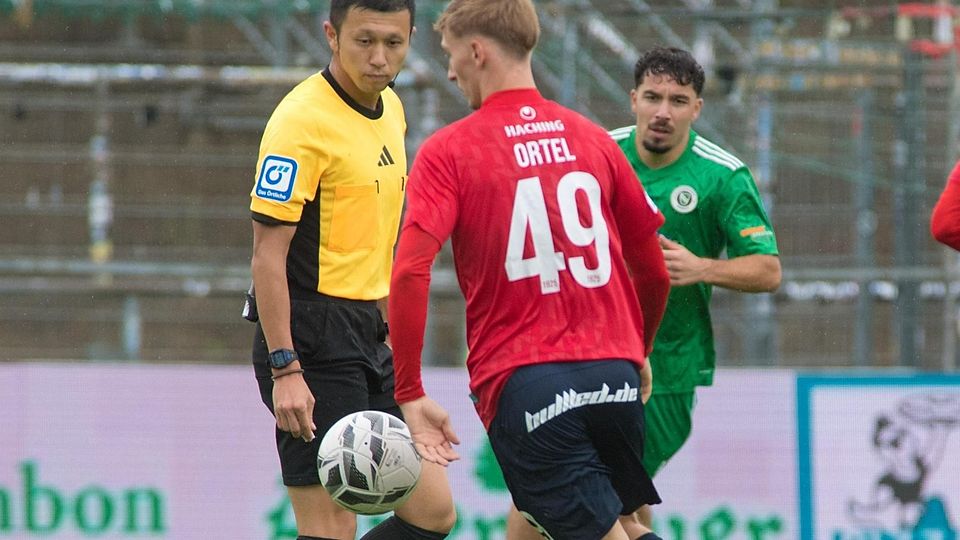 Das Spiel sicher im Blick: Koki Nagamine leitete das Spiel der Hachinger (im roten Dress Nils Ortel) absolut souverän.