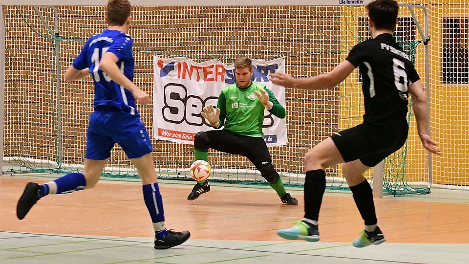Nicht das Handball-, sondern das klassische Hallenfußball-Tor hütete Julian Berger beim Intersport-Seeßle-Cup. Mit seiner SG Bächingen/Medlingen zog Berger bis ins Endspiel ein, wo allerdings der FV Sontheim (rechts Michael Kastler) mit 2:0 gewann.