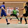 Nicht das Handball-, sondern das klassische Hallenfußball-Tor hütete Julian Berger beim Intersport-Seeßle-Cup. Mit seiner SG Bächingen/Medlingen zog Berger bis ins Endspiel ein, wo allerdings der FV Sontheim (rechts Michael Kastler) mit 2:0 gewann.