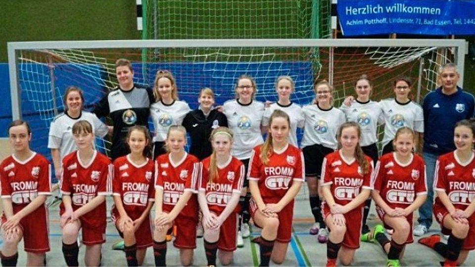 Gut drauf: die beiden Frauenteams des TuS Bad Essen um Trainer Nico Hindersmann (rechts), in Weiß die A-Mannschaft, davor die junge B-Mannschaft. Foto: Peter Hilbricht