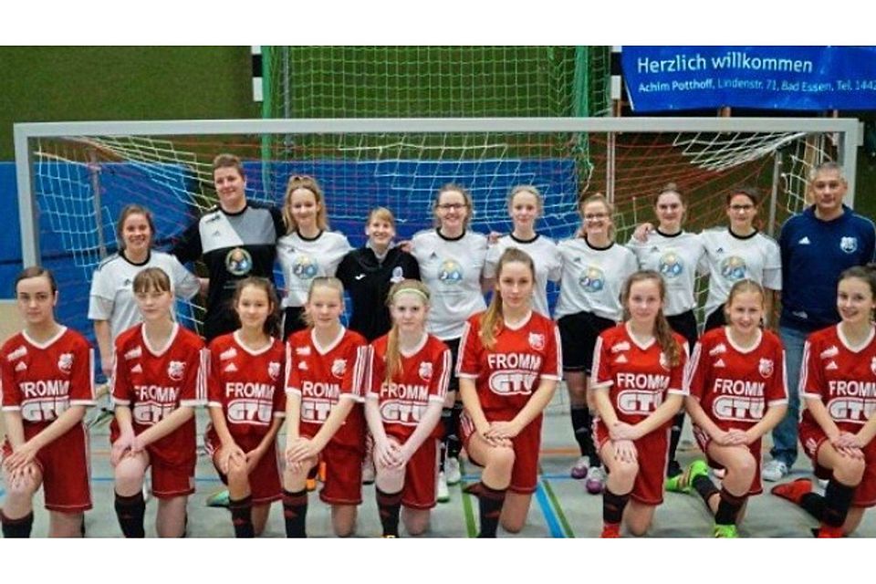 Gut drauf: die beiden Frauenteams des TuS Bad Essen um Trainer Nico Hindersmann (rechts), in Weiß die A-Mannschaft, davor die junge B-Mannschaft. Foto: Peter Hilbricht