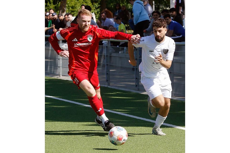 Zweikampf mit Armeinsatz an der Außenlinie. Der Bischofsheimer Andreas Bonicke (links) im Duell mit dem Raunheimer Yassin Rahhaoui.	Foto: Andre Dziemballa