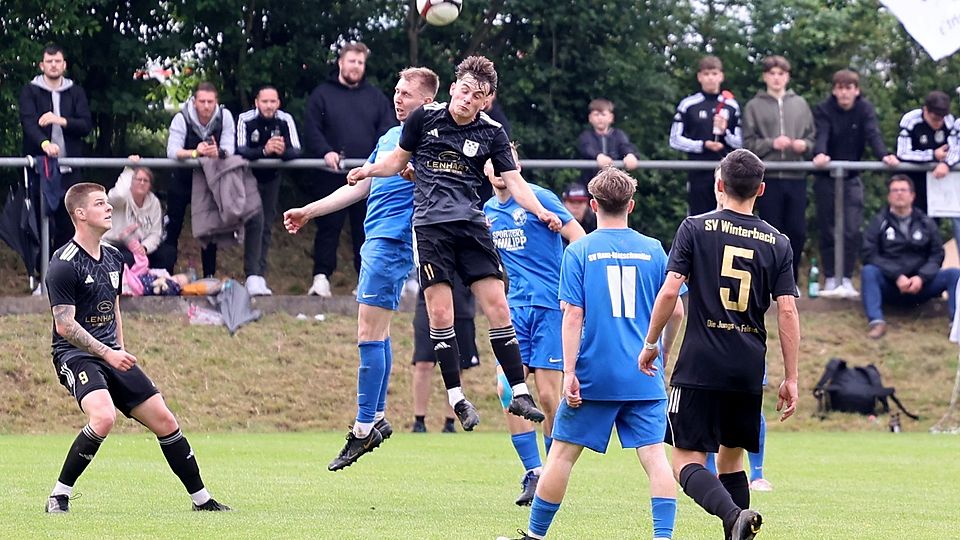 Lange begegneten sich der SV Winterbach (schwarze Trikots) und der SV Nanzdietschweiler im zweiten Relegationsspiel auf Augenhöhe.