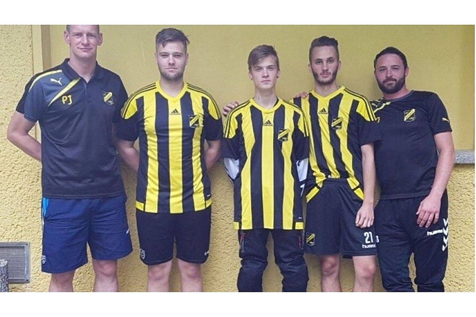Neu beim Kreisligisten: die Spieler Hannes Michaelis, Manuel Berner und Kevin Bell (in den gelb-schwarzen Trikots von links nach rechts). Foto: FC Dreetz