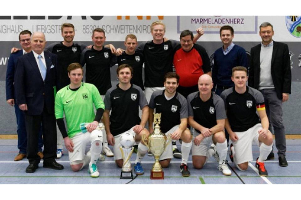 Der Pokal bleibt bei uns: Die Schiedsrichtergruppe Weilheim gewann wie im Vorjahr die oberbayerische Hallenmeisterschaft. SRG Weilheim
