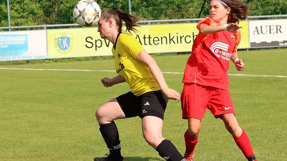 Sehr umkämpft war das letzte Duell zwischen dem TSV Otterfing (in Rot mit Selina Wolff) und der SpVgg Attenkirchen, das im Juni mit einem 1:1 endete.