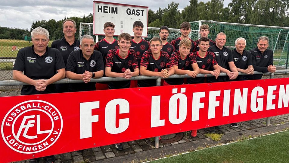  Löffingens Trainer Tobias Urban (Zweiter, von links) mit seinem Betreuerstab und einem Teil der Neuzugänge | Foto: Verein	