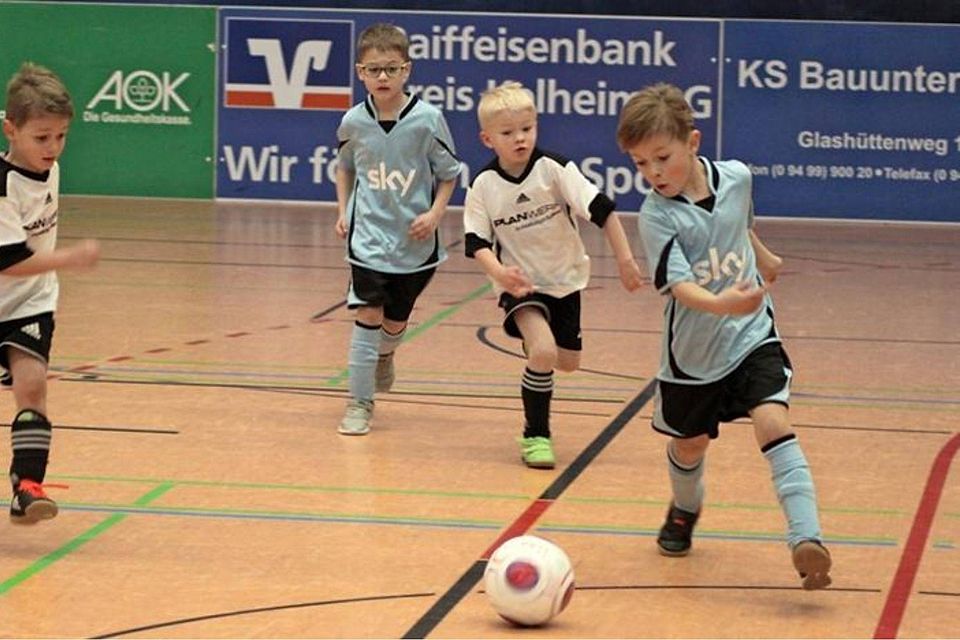 Auch die U7-Kicker glänzten mit gutem Hallenfußball: Die SG Sandharlanden/Weltenburg stürmte bei den Bambini auf Platz drei. Foto: Alexander Roloff