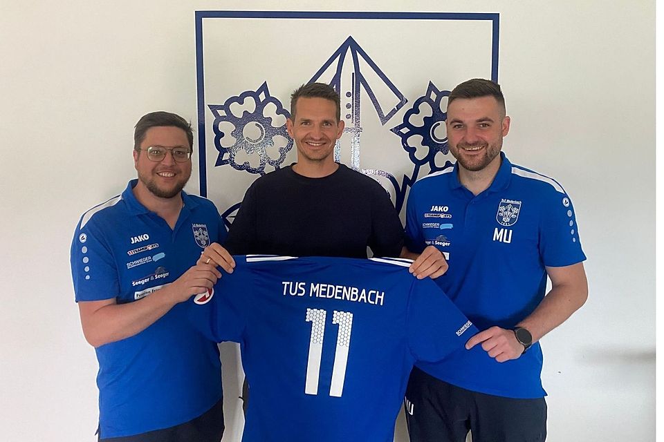 Trainer Dustin Schild (links) und Spielertrainer Manuel Ulm (rechts) mit Neuzugang Dennis Deider (mitte). Trainer Dustin Schild (links) und Spielertrainer Manuel Ulm (rechts) mit Neuzugang Dennis Deider (mitte).