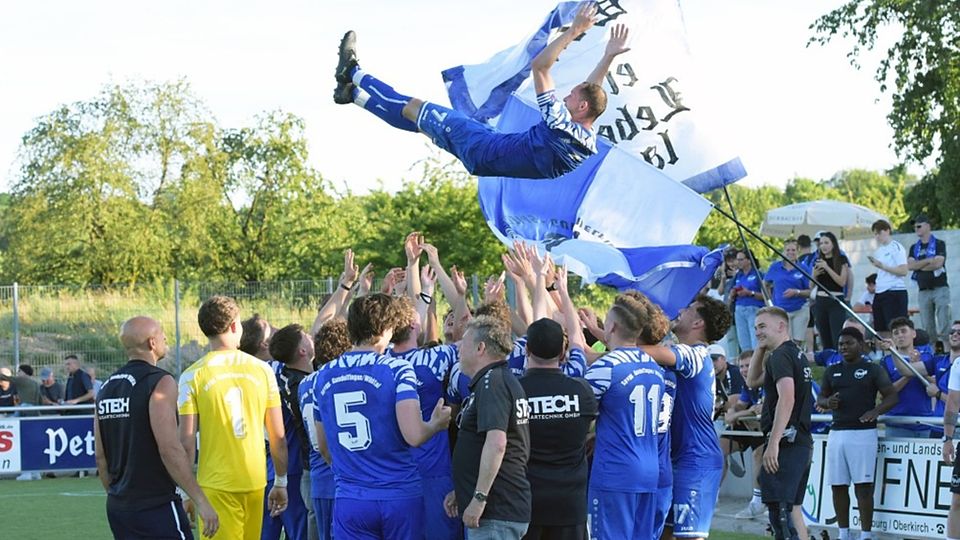 Der fliegende Kapitän: Sebastian Göhringer wird von seinen Teamkollegen nach dem Verbandsliga-Aufstieg gefeiert. 
