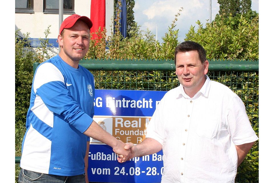 Handschlag für die Jugendförderung: Eintracht-Jugendleiter Frank Jung (rechts) und Koordinator Christian Hellerbach.	Foto: Mario Luge