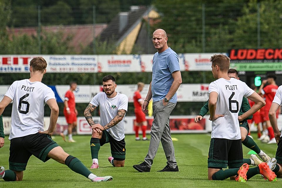 Kann seiner Truppe nur ein sehr positives Zwischenzeugnis ausstellen: Ammerthals Cheftrainer Tobias Rösl (stehend). Kann seiner Truppe nur ein sehr positives Zwischenzeugnis ausstellen: Ammerthals Cheftrainer Tobias Rösl (stehend).