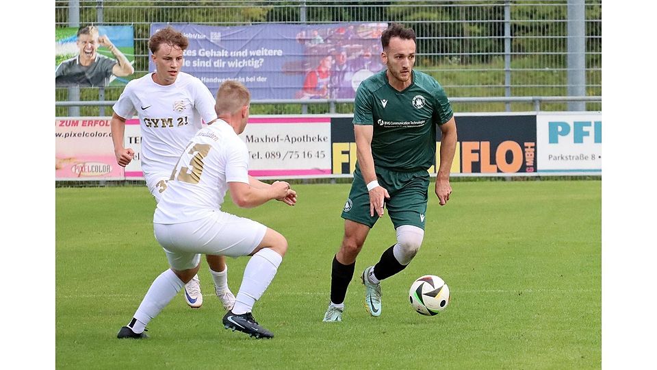 Doppeltorschütze Luka Milutinovic (r.) erzielte seine ersten beiden Saisontreffer und war damit entscheidend am Neurieder Sieg beteiligt.