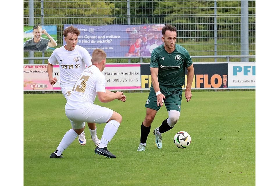 Doppeltorschütze Luka Milutinovic (r.) erzielte seine ersten beiden Saisontreffer und war damit entscheidend am Neurieder Sieg beteiligt.