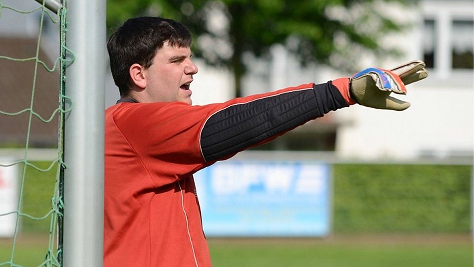 F: Hedler: Kann seinem Team nach seiner roten Karte nicht mehr helfen. Eintracht Keeper Kevin Hartmann