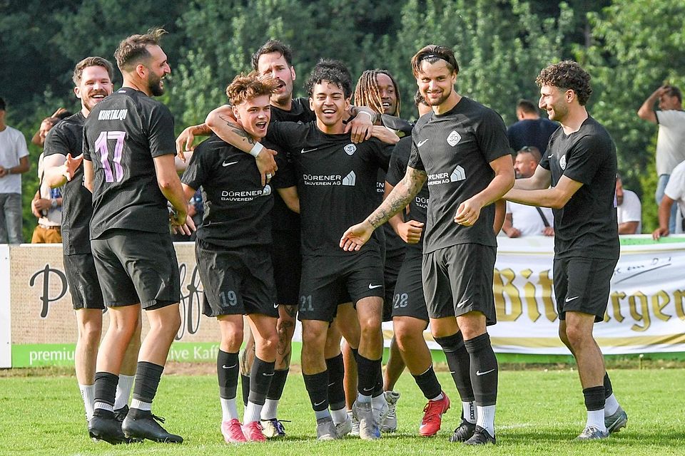 Strahlende Gesichter: Nach dem Aufstieg sicherten sich die Sportfreunde Düren auch den Pokalsieg. Strahlende Gesichter: Nach dem Aufstieg sicherten sich die Sportfreunde Düren auch den Pokalsieg.