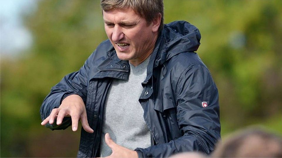 Trainer Ilija Aracic tüftelt an seinem Konzept für die neue Regionalliga-Saison. Für die junge Mannschaft des FV Illertissen geht es am Freitag in Bayreuth los.	  F.: Horst Hörger