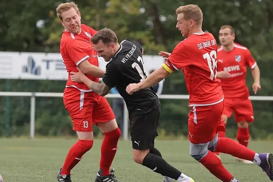 Einen schweren Stand hatte Fellerdillns Christopher Friedrich (M.) im Duell mit Tino Faulhammer (l.) und Jan Niklas Hardt von der SG Obere Dill, die das Derby vor 400 Zuschauern 3:0 gewann und Mitte September die Tabellenspitze übernahm. © Jonathan Ortmann