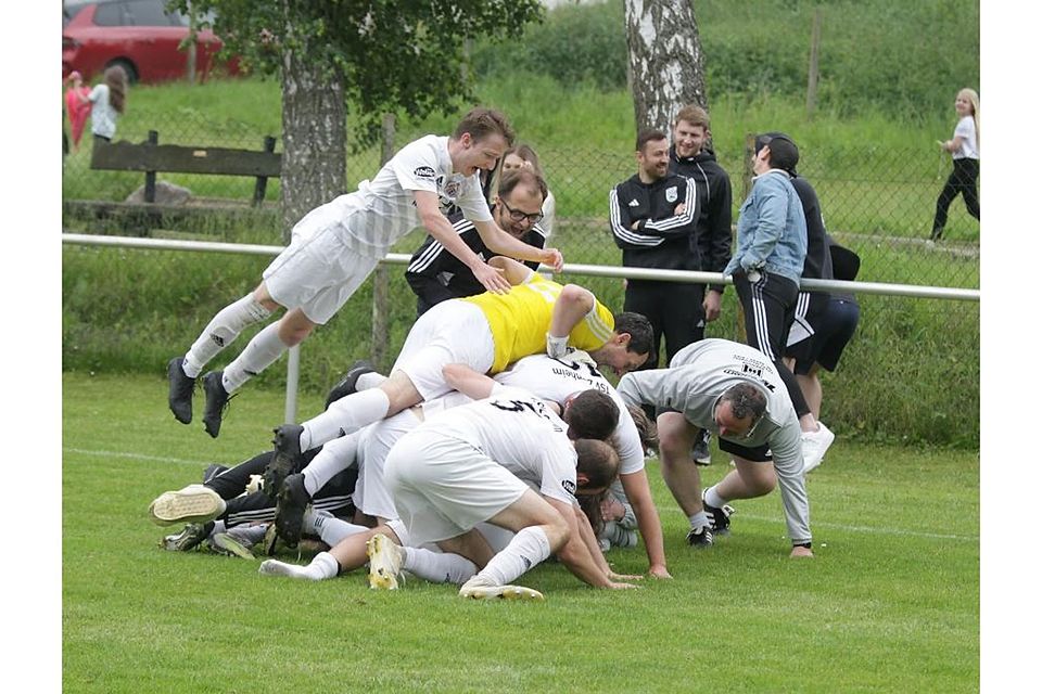 Die Zornheimer jubeln nach dem Treffer zum 4:2 durch Niklas Kasper.	Foto: Axel Schmitz/pakalski-press