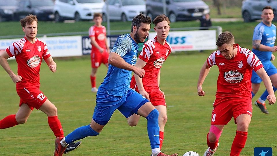 Der SV Rot-Weiss Glottertal (rote Trikots) feierte einen 3:1-Auswärtssieg über den Aufsteiger TuS Königschaffhausen.