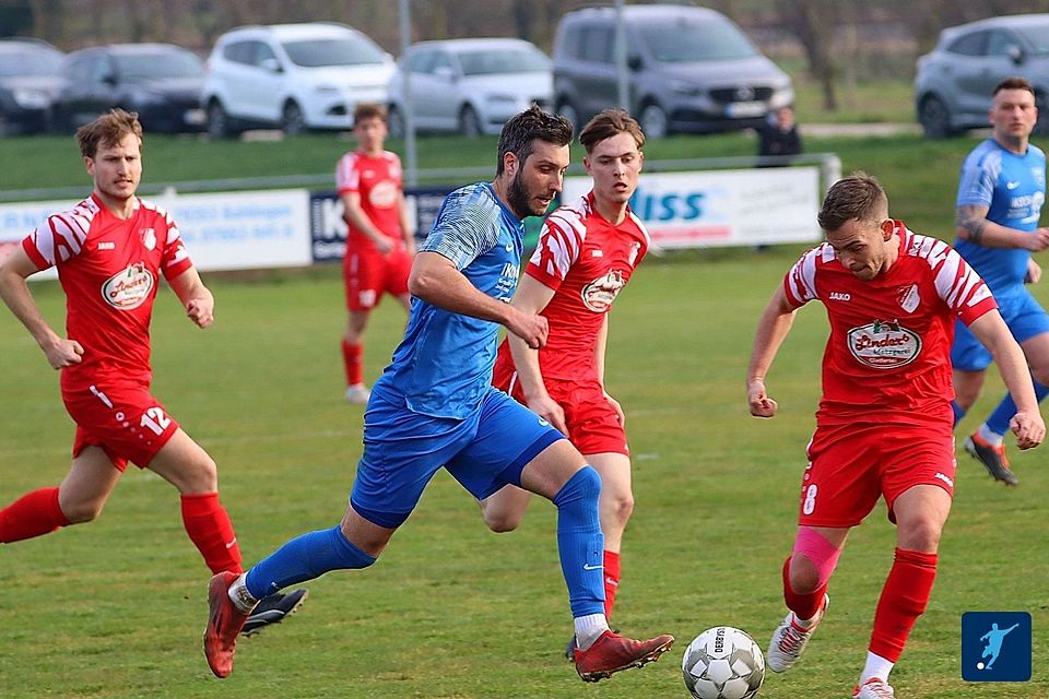 Der SV Rot-Weiss Glottertal (rote Trikots) feierte einen 3:1-Auswärtssieg über den Aufsteiger TuS Königschaffhausen.
