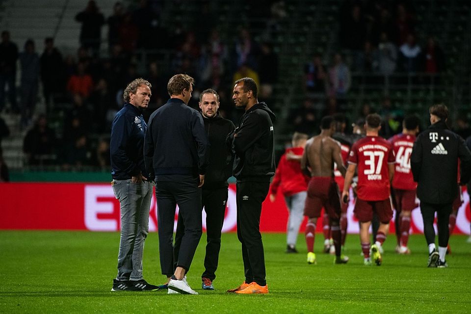 Benjamin Eta (rechts) im August 2021 im Gespräch mit Julian Nagelsmann (2.v.l.) nach der ersten DFB-Pokal-Runde
