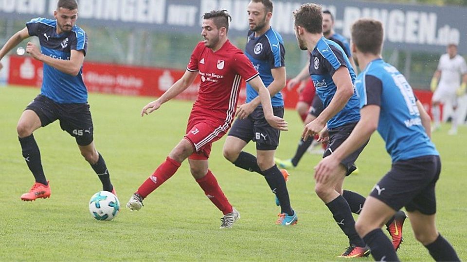 Geleitschutz: Bingens Baris Yakut (rotes) kann in Ruhe passen, auch wenn er von einem Hauensteiner Quartett umringt ist.	Foto: Edgar Daudistel