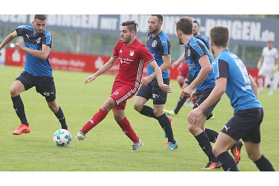 Geleitschutz: Bingens Baris Yakut (rotes) kann in Ruhe passen, auch wenn er von einem Hauensteiner Quartett umringt ist.	Foto: Edgar Daudistel