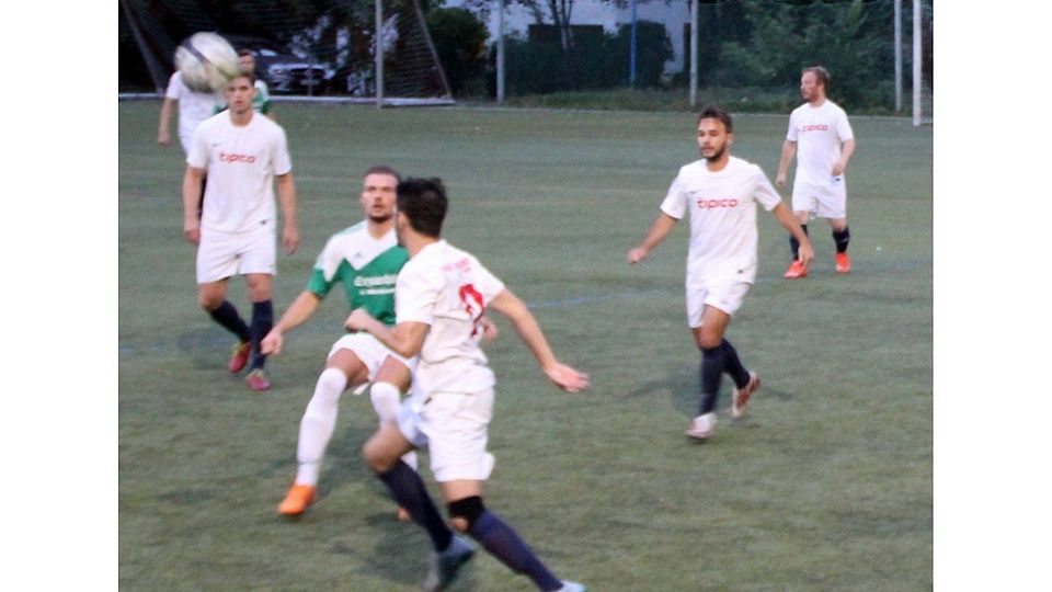Die Spieler der Freien Turnerschaft (weiße Trikots) können sich nach dem Pokal-Aus auf die Liga fixieren. Archivfoto: Manfred Klug