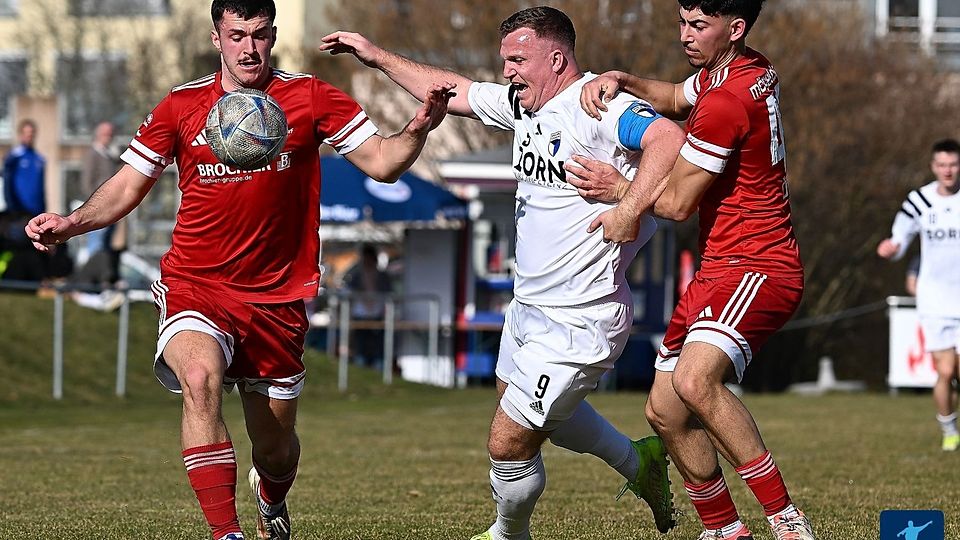 Für die SpVgg Jahn Forchheim um Kapitän Patrick Hofmann (mitte) gab es nach einer frühen roten Karte gegen die SpVgg Mögeldorf nichts zu holen.