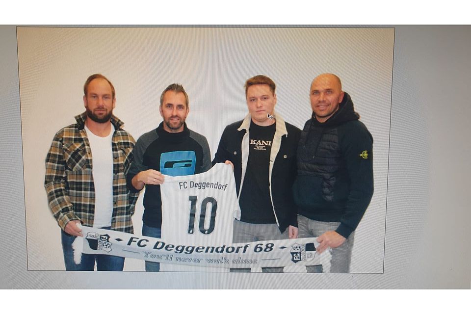Die Verantwortlichen des FC Deggendorf freuen sich über ihren Transfercoup 