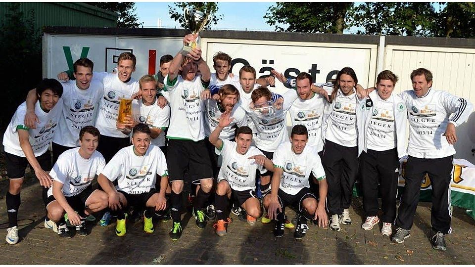 So sehen Sieger aus: Die Spieler von Borussia Hohenlind feiern den Gewinn des Kreispokals., Foto: Herhaus