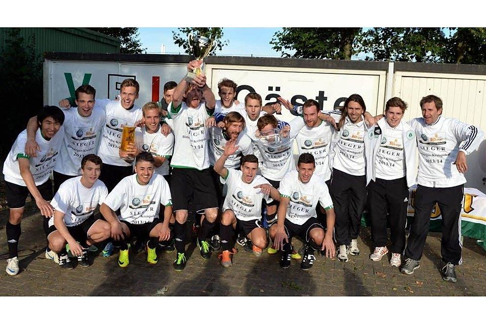 So sehen Sieger aus: Die Spieler von Borussia Hohenlind feiern den Gewinn des Kreispokals., Foto: Herhaus