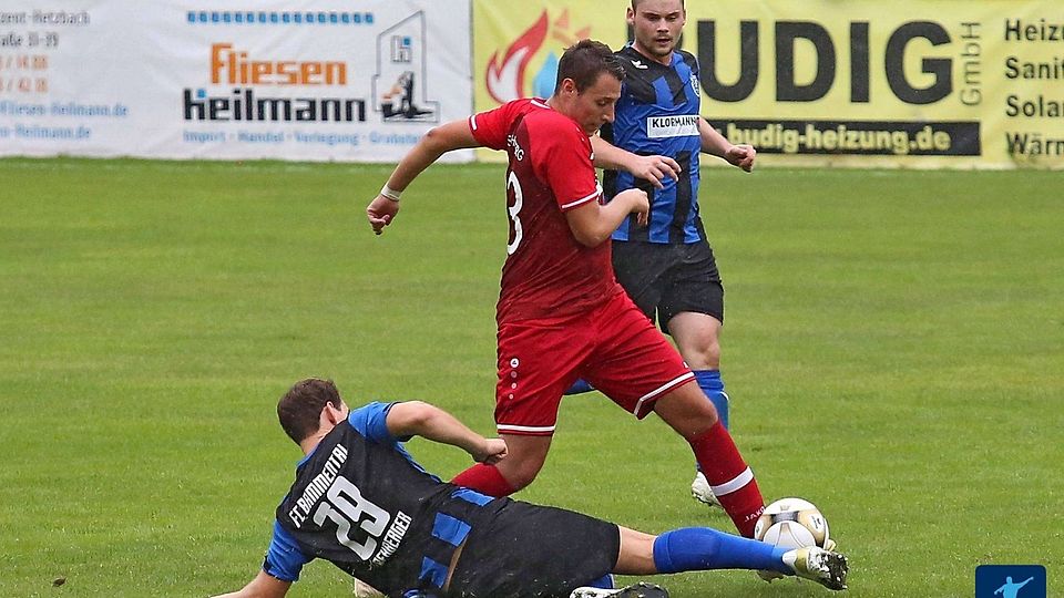 Der FC Bammental (blau) spielt am Samstag gegen Horrenberg (rot)