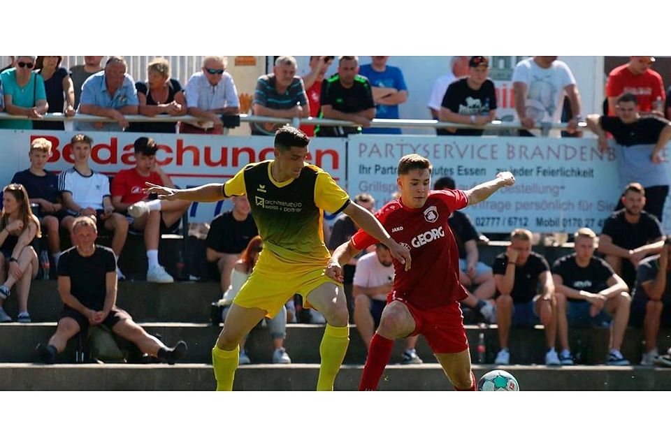   Szene aus dem gut besuchten Hinspiel: Fabian Schäfer (l.) vom SSV Medenbach duelliert sich mit Nils Gumbert von der SSG Breitscheid. Archivfoto: Sven Jessen