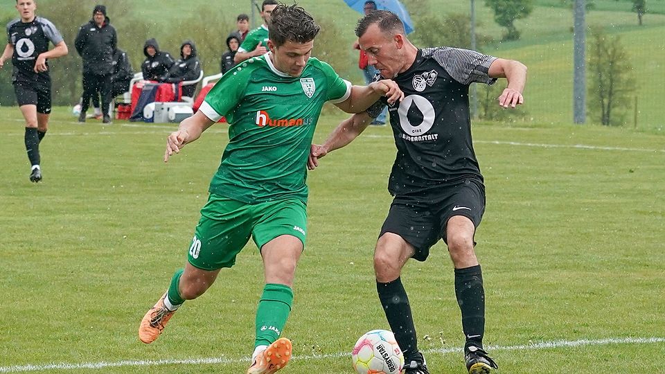 Buchdorfs Andreas Maier (rechts) kann in dieser Szene Daniel Ernst zwar stoppen, der Nördlinger gewann aber am Ende mit 3:1.