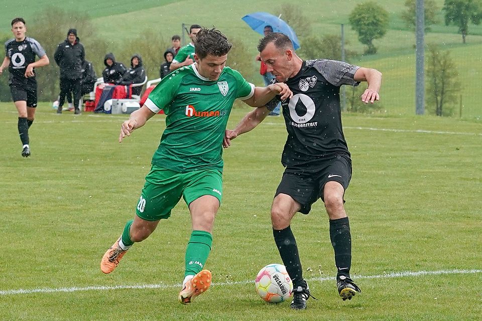 Buchdorfs Andreas Maier (rechts) kann in dieser Szene Daniel Ernst zwar stoppen, der Nördlinger gewann aber am Ende mit 3:1.
