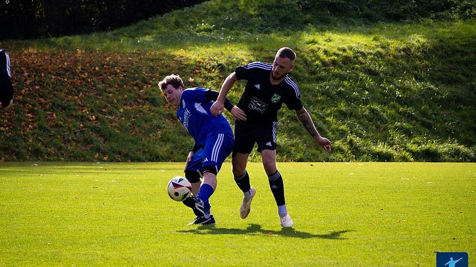 Durch den Treffer von Luca Schallmo (rechts, hier im Zweikampf beim Spiel in Waldböckelheim) luchste der SV Oberhausen II dem Tabellenführer SG Weinsheim II ein Remis ab. 