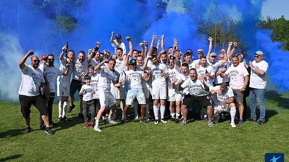 Der FSV Idar-Oberstein feiert den Aufstieg in die Landesliga West.