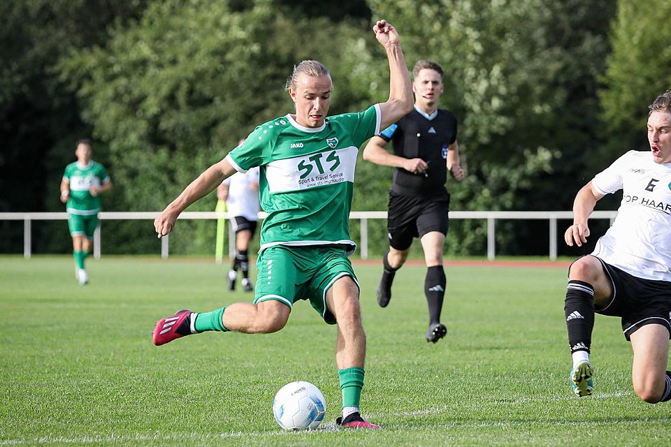 Roman Trainer vom TSV Murnau (im grünen Trikot) gegen Florian Hofer vom FC Penzberg im Spiel der Fußball-Bezirksliga am 8. August 2023.