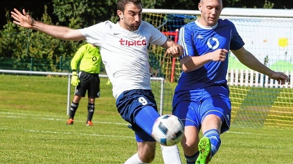 Und weg damit: Der Segeberger Janik Rothbrust (rechts) schlägt den Ball vor Lübecks  Mehmet Dogan weg. Foto:Göttsche