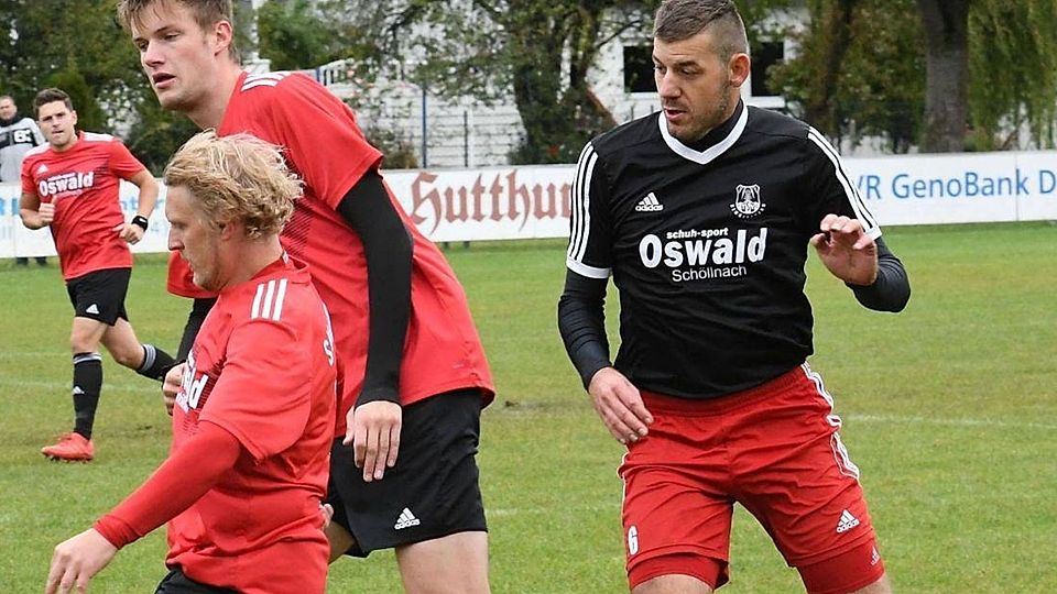Daniel Hartl (rechts) bleibt Spielertrainer beim TSV Hengersberg.